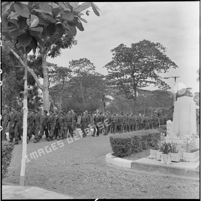 Convoi funéraire arrivant au cimetière militaire d'Hanoï lors des obsèques du médecin-capitaine Jean Raymond, en présence de différentes unités des TAPN (Troupes aéroportées parachutistes du Nord).
