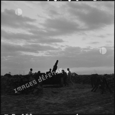 Mise en batterie d'un obusier de 105 mm à la 1re DMT (Division de marche du Tonkin).
