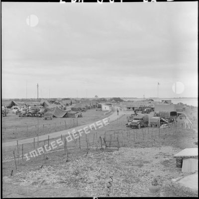 Campement de la 1re DMT (Division de marche du Tonkin) près d'un fleuve.