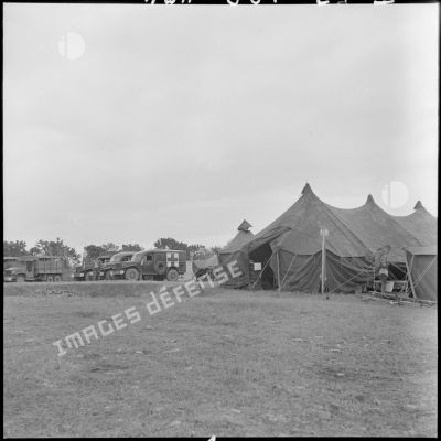 Les tentes et des véhicules sanitaires du campement de la 1re DMT (Division de marche du Tonkin).