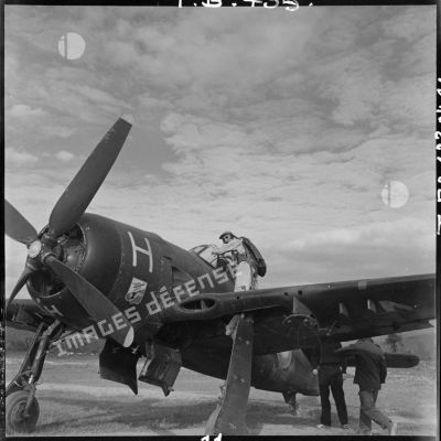 Au retour de mission, le sergent-pilote Perfetti du groupe de chasse 1/22 Saintonge descend de son avion Grumann F8F Bearcat codé H.