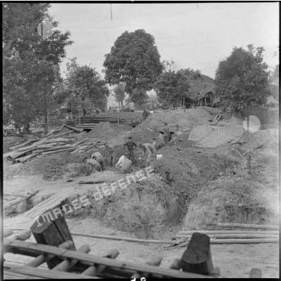 Construction de positions enterrées à Diên Biên Phu.