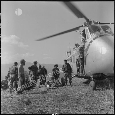 Evacuation sanitaire par hélicoptère Sikorsky S-55 H19 sur un piton près de Ban-Cohay tenu par le GAP 2 (groupement aéroporté n°2), au cours d'une reconnaissance le long de la piste Pavie au nord de Diên Biên Phu.