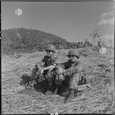 Au nord de Diên Biên Phu, sur un piton tenu par le GAP 2 (groupement aéroporté n°2), le lieutenant Bertrand et un adjudant du 1er BEP (bataillon étranger de parachutistes).
