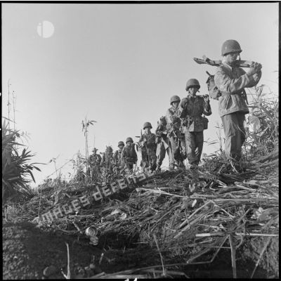 Départ d'une colonne de parachutistes du GAP 2 (groupement aéroporté n°2) lors d'une reconnaissance le long de la piste Pavie au nord de Diên Biên Phu.
