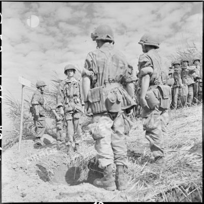 Les obsèques de parachutistes du GAP 2 (groupement aéroporté n°2) morts pendant les combats de la cote 1145, au nord de Diên Biên Phu.