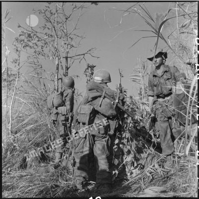 Au nord de Diên Biên Phu sur la piste Pavie, un sergent du 5e BPVN (bataillon de parachutistes vietnamiens) donne ses ordres à ses hommes qui se sont levés pour repartir à l'assaut des positions retranchées du Viêt-minh