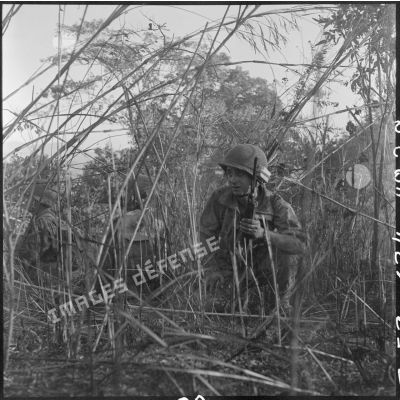 Au nord de Diên Biên Phu sur la piste Pavie, sur la cote 1145 face à un ennemi bien retranché, les parachutistes du 5e BPVN (bataillon de parachutistes vietnamiens) sont encerclés par l'incendie déclenché par le Viêt-minh et pris sous un violent tir de mortiers et de fusil-mitrailleurs.