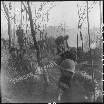 Les parachutistes du GAP 2 (groupement aéroporté n°2) cherchent une issue alors que l''incendie fait rage sur la cote 1145, au nord de Diên Biên Phu.