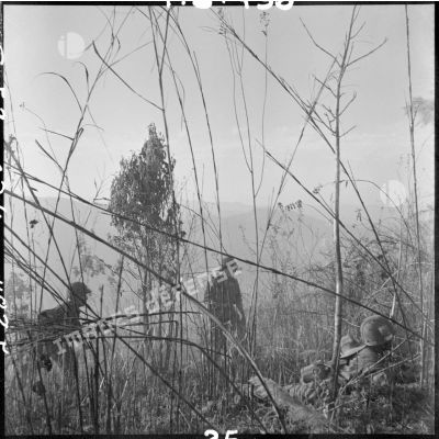 Les parachutistes du GAP 2 (groupement aéroporté n°2) cherchent une issue alors que l'incendie fait rage sur la cote 1145, au nord de Diên Biên Phu.