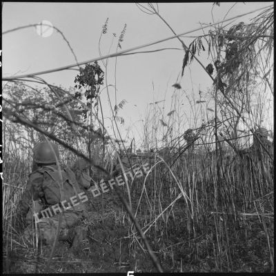 Reconnaissance au nord de Diên Biên Phu avec le GAP 2 (groupement aéroporté n°2) : des parachutistes se plaquent au sol pendant le tir Viêt-minh.
