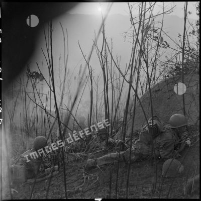 Reconnaissance au nord de Diên Biên Phu avec le GAP 2 (groupement aéroporté n°2) : les parachutistes se plaquent au sol alors que le Viêt-minh risposte par un matraquage de tirs au mortier.