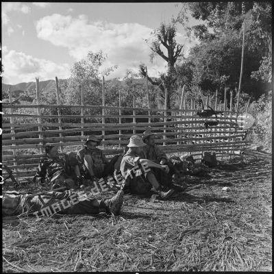 Liaison des troupes du Laos parties de Muong-Khoua avec celles de Diên Biên Phu.
