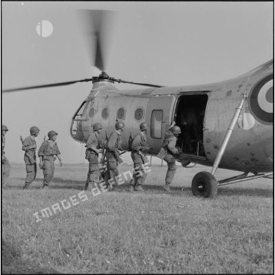 Embarquement de soldats du GH2 à bord d'un hélicoptère Piasecki.