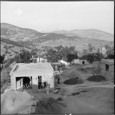 Des maisons en construction dans le village d'Aomar.