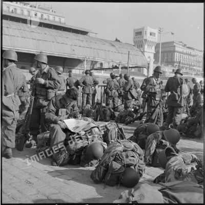 Les rappelés de l'infanterie au port d'Alger.