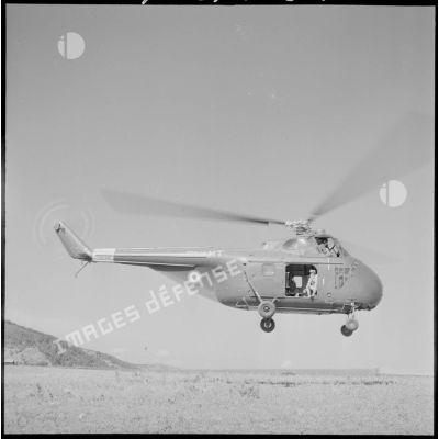 Décollage d'un hélicoptère Sikorsky transportant des commandos, lors de l'opération Basque.