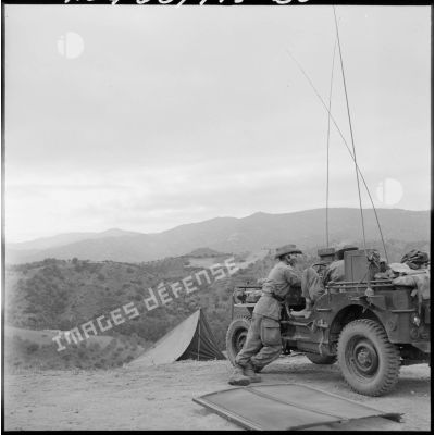 Des soldats de la 7e DMR en communication lors de l'opération Basque.