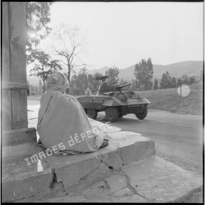 Automitrailleuse M8 en patrouille lors de l'opération Basque.