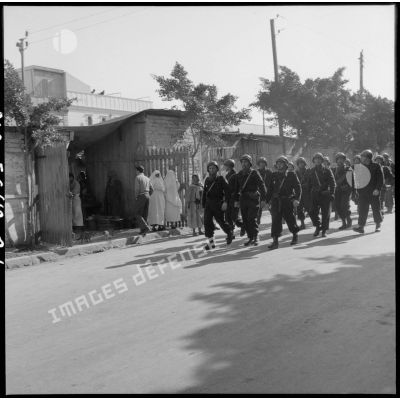 Soldats français dans les rues d'Oran.