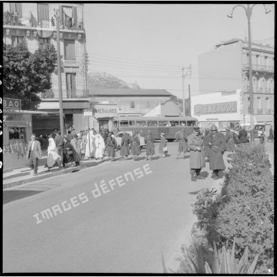 Soldats Français dans les rues d'Oran.