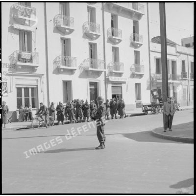 Soldats français dans les rues d'Oran.