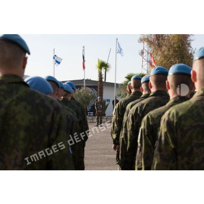 Les éléments finlandais alignés écoutent le discours lors de la cérémonie aux couleurs franco-finlandaise sur la place d'armes du camp 9.1 de Dayr Kifa au Sud-Liban.