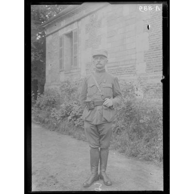 Piennes. Somme. Général Marchand, commandant une division du 2e corps coloniale. [légende d'origine]