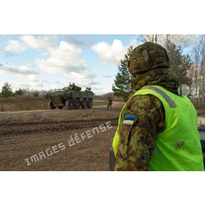 Un officier de liaison estonien observe un exercice de combat débarqué en VBCI (véhicule blindé de combat d'infanterie) avec séance de tir des légionnaires de la 1re section de la 5e compagnie du 2e REI (régiment étranger d'infanterie), sur le champ de tir en Lettonie.