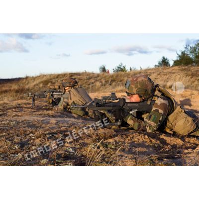 Exercice de combat débarqué avec séance de tir des légionnaires de la 1re section de la 5e compagnie du 2e REI (régiment étranger d'infanterie), sur le champ de tir en Lettonie. Légionnaires en position de tir couché au FAMAS et à la mitrailleuse FN Minimi.