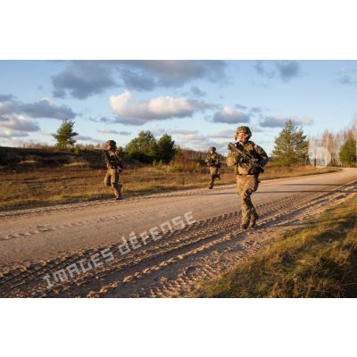 Exercice de combat débarqué avec séance de tir des légionnaires de la 1re section de la 5e compagnie du 2e REI (régiment étranger d'infanterie), sur le champ de tir en Lettonie. Des légionnaires courent lors du déploiement.