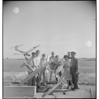 Des personnalités civiles posent avec leurs modèles réduits d'avions.