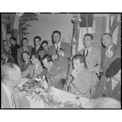 Photographie de groupe rassemblant le général Philippe Leclerc et d'anciens combattants de la 2e division blindée (DB), à l'occasion d'une réception donnée à l'Auberge de Provence, à Alger.