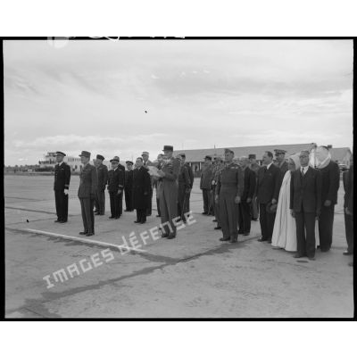 Une autorité militaire prononce un discours, à l'occasion d'une cérémonie donnée sur un aérodrome, en présence du général Philippe Leclerc.