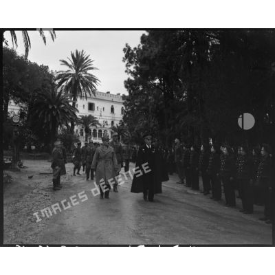 Le gouverneur général de l'Algérie Yves Chataigneau et le général de corps d'armée Henry Martin passent en revue les troupes des élèves de l'Ecole militaire préparatoire nord-africaine (EMPNA) de Miliana.