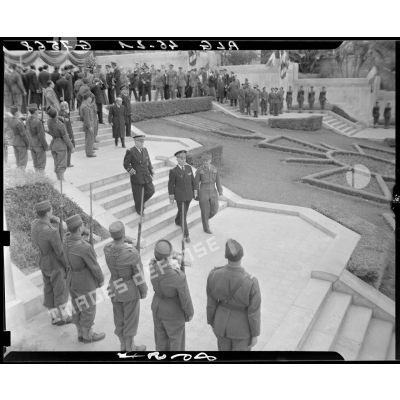Le gouverneur général de l'Algérie quitte le monument aux morts d'Alger, accompagné du général de brigade Jean Breuillac et suivi d'autorités militaires et civiles.
