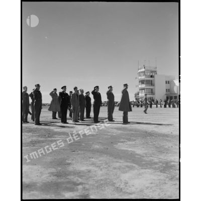 Cérémonie militaire donnée à l'occasion de l'arrivée du général Philippe Leclerc à l'aérodrome de Boufarik.