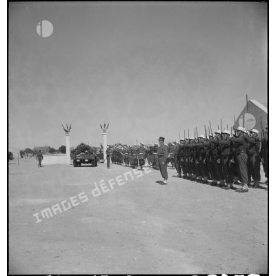 Convoi mortuaire accompagnant le cercueil du prince Aage de Danemark de Casablanca à Sidi-Bel-Abbès.