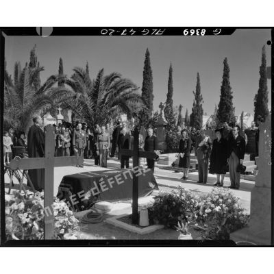 Cérémonie militaire donnée à l'occasion du transfert des cendres du prince Aage de Danemark, au cimetière de Sidi-Bel-Abbès, en présence d'autorités civiles et militaires, parmi lesquelles le gouverneur général de l'Algérie Yves Chataigneau.