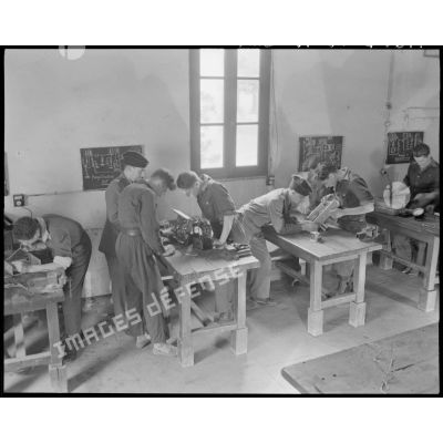 Des apprentis participent à un cours de mécanique.