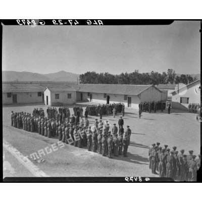 Rassemblement des troupes de la base aéronavale de Lartigue sur une place.