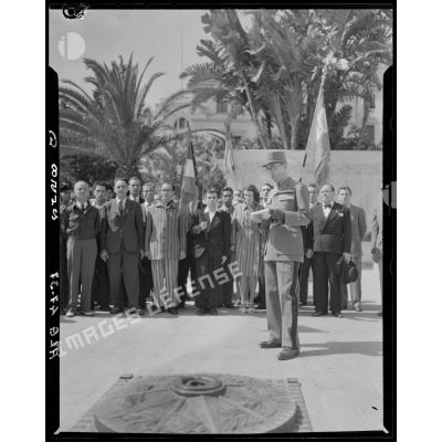 Une autorité militaire prononce un discours devant le monument aux morts d'Alger, sous le regard d'autorités civiles et militaires.
