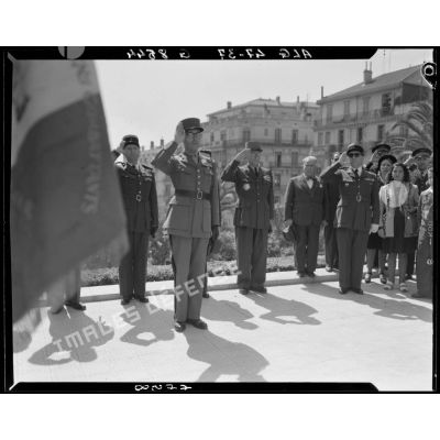 Cérémonie commémorant la libération des camps de déportés, devant le monument aux morts d'Alger, en présence d'autorités civiles et militaires.