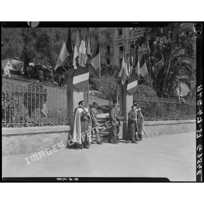 Des autorités civiles et militaires quittent le monument aux morts d'Alger.