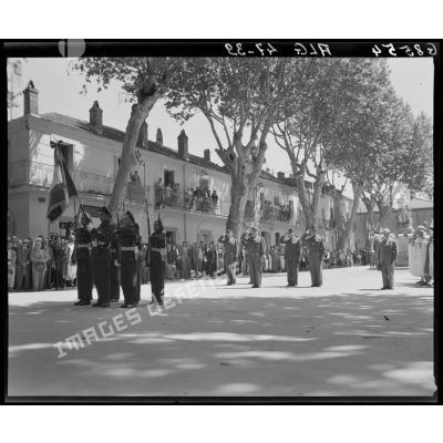 Cérémonie de remise de drapeau à l'Ecole militaire prépararoire nord-africaine (EMPNA) de Miliana, en présence du général Duché, devant le monument aux morts.