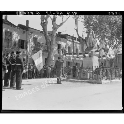 Cérémonie de remise de drapeau à l'Ecole militaire prépararoire nord-africaine (EMPNA) de Miliana, devant le monument aux morts.