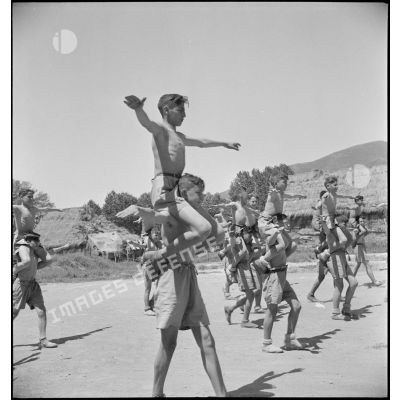 Des élèves de l'Ecole militaire préparatoire nord-africaine (EMPNA) de Miliana effectuent des exercies de gymnastique, en plein air.