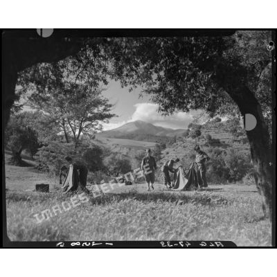 Détachement du 9e bataillon de zouaves (BZ) en Grande Kabylie : des soldats installent un campement en montagne.