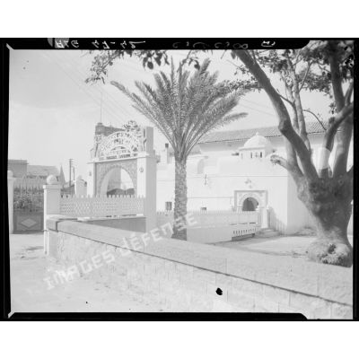Entrée principale de la maison de l'enfance de la division d'Alger à Raïsville, à l'extérieur de l'enceinte.