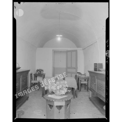 Vue intérieure d'un salon de la maison de l'enfance de la division d'Alger à Raïsville.